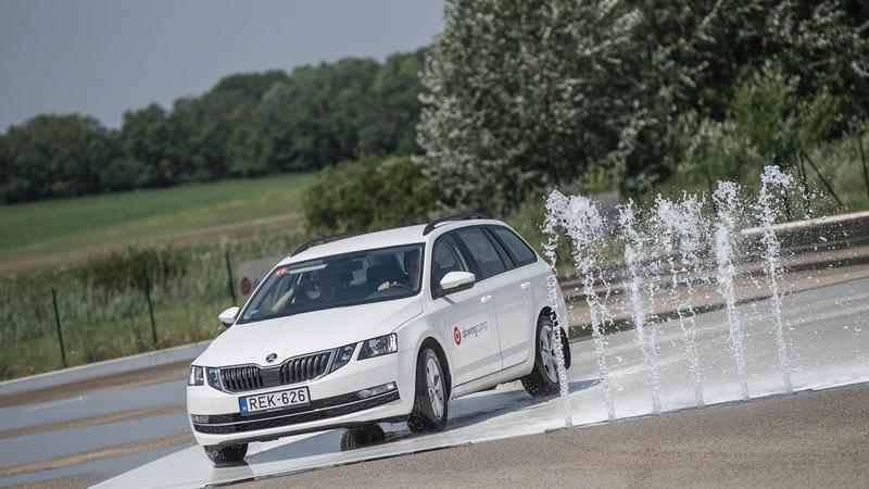 A rÃÂ©sztvevÃÂk vezetÃÂ©stechnika-oktatÃÂ¡sban is rÃÂ©szesÃÂ¼ltek /FotÃÂ³: Police.hu