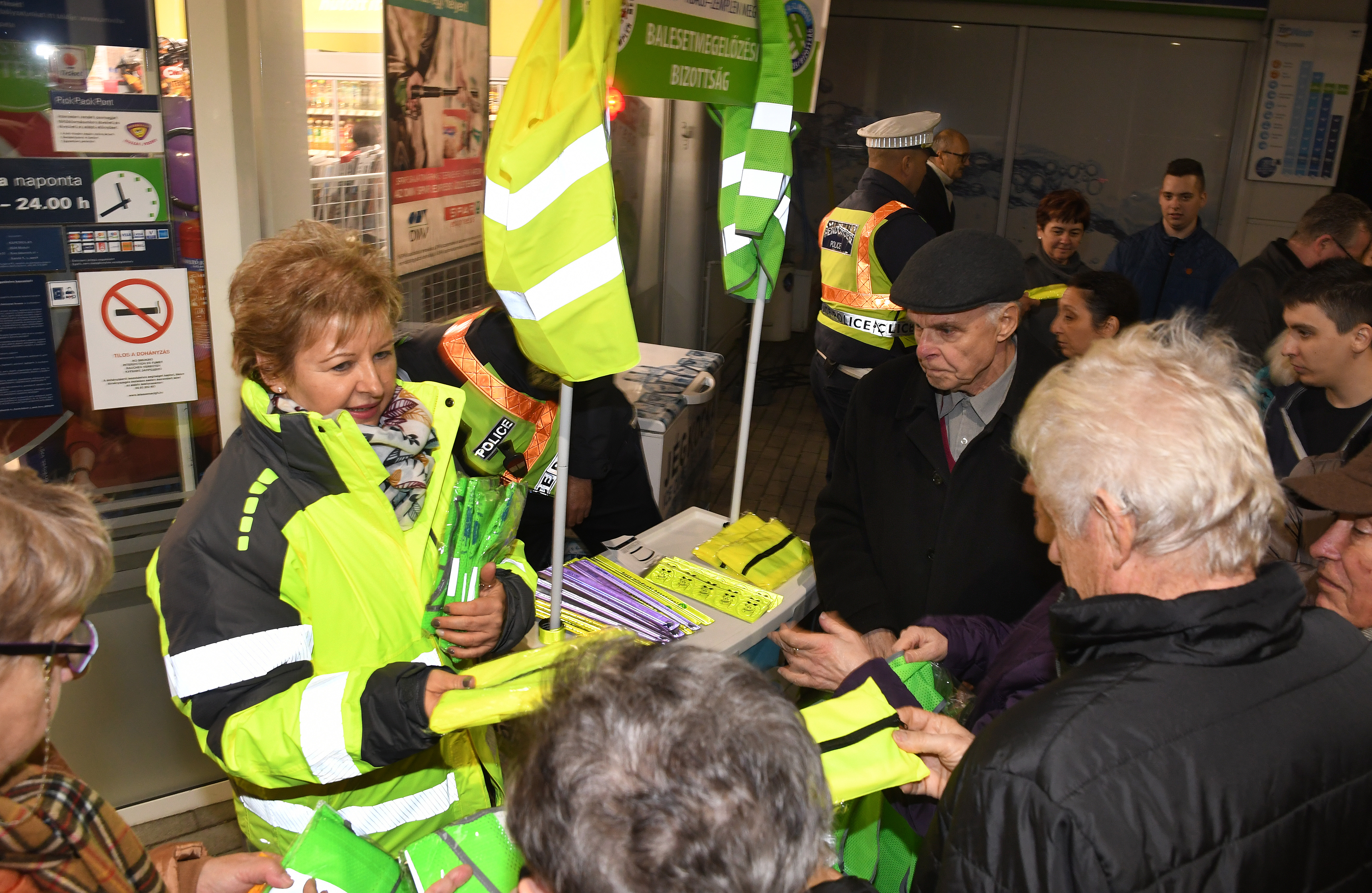 lathatosagi-eszkozoket-osztottak04