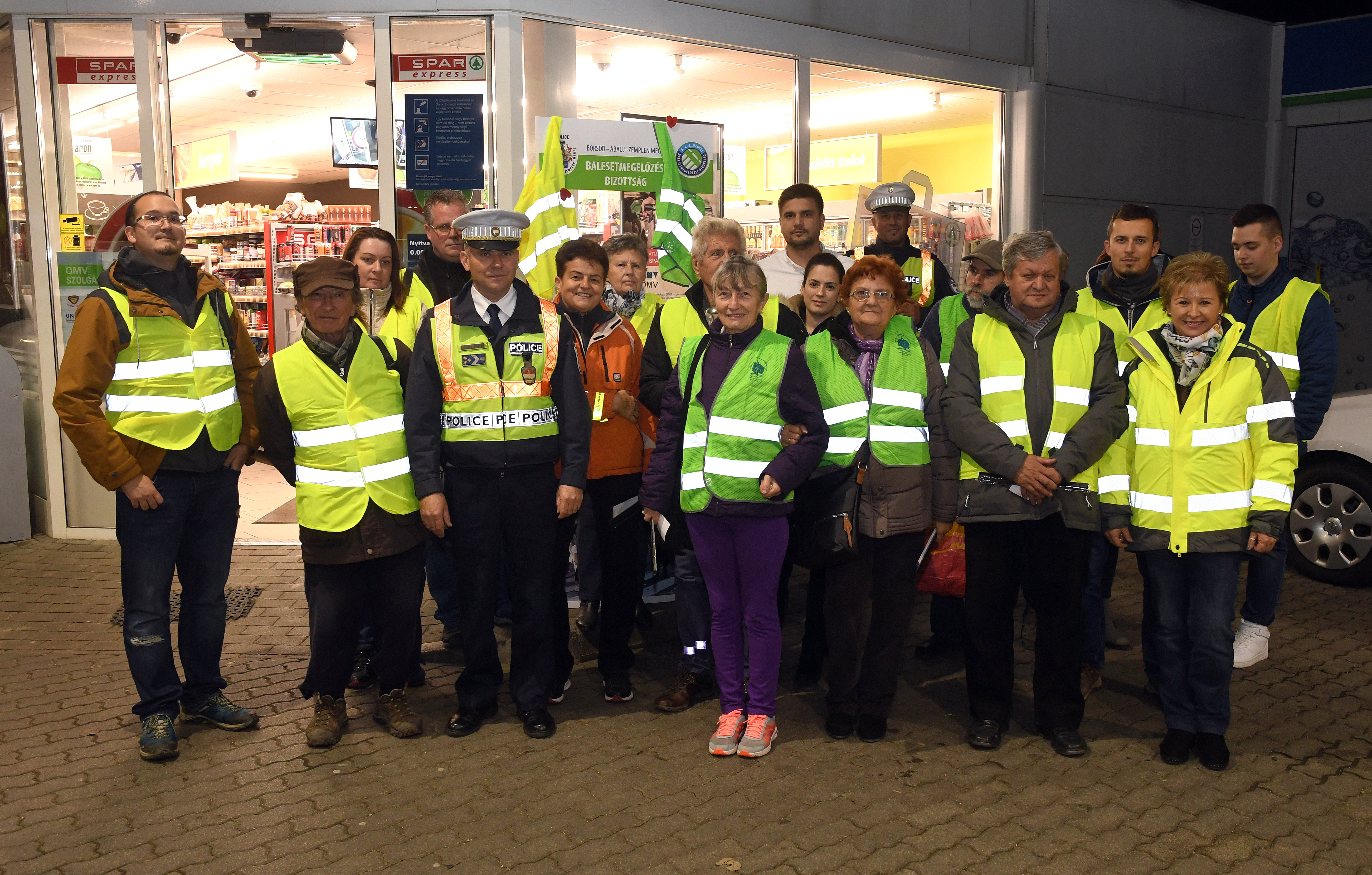 Láthatósági eszközöket osztottak a rendőrök